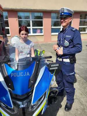 policjant pokazuje motocykl