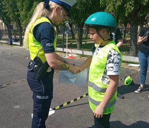policjantka stoi z uczniem