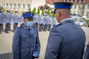 Komendant wręcza wyróżnienie policjantowi