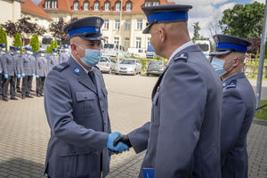 Komendant wręcza wyróżnienie policjantowi