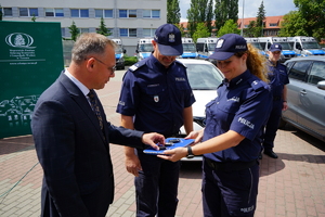 Prezes funduszu bierze kluczki do pojazdu od policjantki