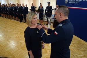 uroczystość z okazji Dnia Służby Cywilnej, wyróżnieni pracownicy otrzymują odznaczenia i gratulacje od Komendanta Wojewódzkiego Policji w Bydgoszczy