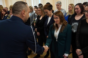 uroczystość z okazji Dnia Służby Cywilnej, wyróżnieni pracownicy otrzymują odznaczenia i gratulacje od Komendanta Wojewódzkiego Policji w Bydgoszczy