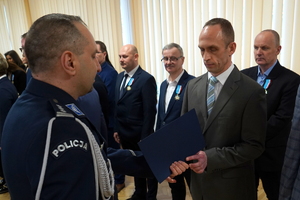 uroczystość z okazji Dnia Służby Cywilnej, wyróżnieni pracownicy otrzymują odznaczenia i gratulacje od Komendanta Wojewódzkiego Policji w Bydgoszczy