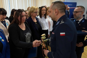 uroczystość z okazji Dnia Służby Cywilnej, wyróżnieni pracownicy otrzymują odznaczenia i gratulacje od Komendanta Wojewódzkiego Policji w Bydgoszczy