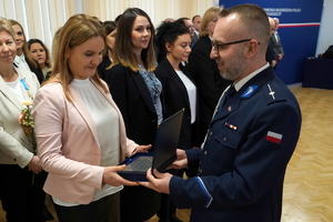 uroczystość z okazji Dnia Służby Cywilnej, wyróżnieni pracownicy otrzymują odznaczenia i gratulacje od Komendanta Wojewódzkiego Policji w Bydgoszczy