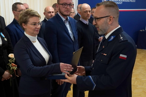 uroczystość z okazji Dnia Służby Cywilnej, wyróżnieni pracownicy otrzymują odznaczenia i gratulacje od Komendanta Wojewódzkiego Policji w Bydgoszczy