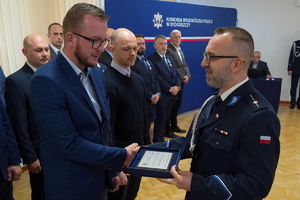 uroczystość z okazji Dnia Służby Cywilnej, wyróżnieni pracownicy otrzymują odznaczenia i gratulacje od Komendanta Wojewódzkiego Policji w Bydgoszczy