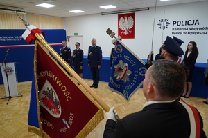 uroczystość z okazji Dnia Służby Cywilnej, wyróżnieni pracownicy otrzymują odznaczenia i gratulacje od Komendanta Wojewódzkiego Policji w Bydgoszczy