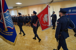 uroczystość z okazji Dnia Służby Cywilnej, wyróżnieni pracownicy otrzymują odznaczenia i gratulacje od Komendanta Wojewódzkiego Policji w Bydgoszczy