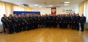 uroczystość związana ze zmianą Komendantów. Policjanci odbierają rozkazy personalne