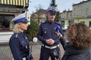 policjanci rozmawiają z dziennikarzami