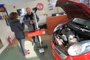 pracownik stacji obsługi pojazdów rozmawia z dziennikarzami