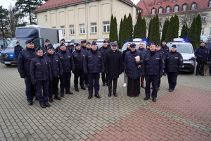 Policjanci w grupie z marszałkiem
