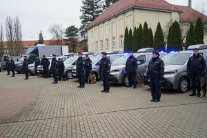 Policyjni przewodnicy wraz z psami przy nowych pojazdach służbowych Toyota Proace