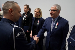 wyróżnieni otrzymują odznaczenia od Komendanta