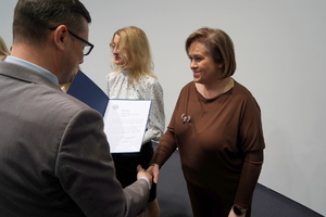 wyróżnieni otrzymują gratulacje od Wojewody