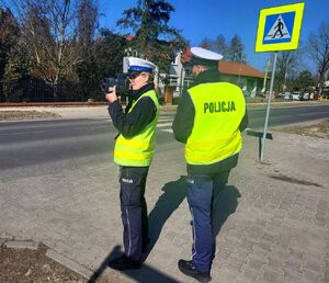 Policjanci ruchu ruchu drogowego kontrolują uczestników ruchu