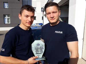 Policjanci trzymają puchar za zajęcie II miejsca w &quot;Turnieju Par Patrolowych 2019&quot;