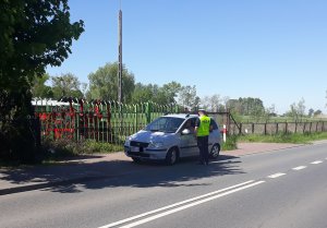 Funkcjonariusz dokonuje kontroli kierującego