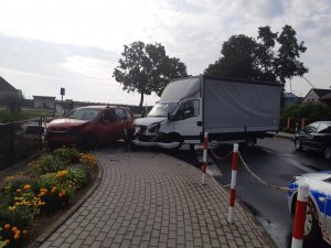 samochody m-ki Iveco i Opel biorące udział w zdarzeniu