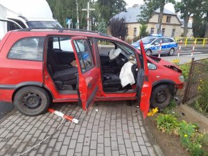 uszkodzony samochód opel biorący udział w zdarzeniu