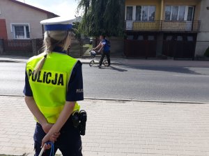 policjantka i rowerzysta zatrzymany do kontroli