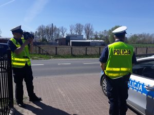 policjanci dokonujący pomiaru prędkości