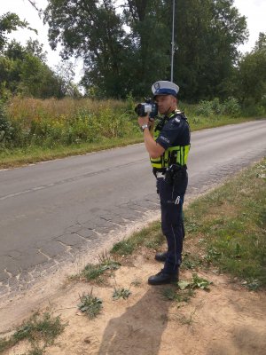 policjant dokonuje pomiaru prędkości