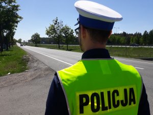 policjant obserwuje zachowanie kierujących