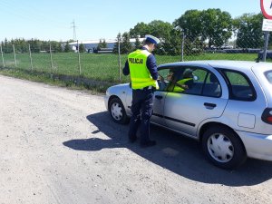 policjant dokonuje kontroli pojazdu