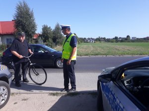 policjant zatrzymał do kontroli rowerzystę