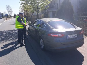 policjanci kontrolują samochód osobowy