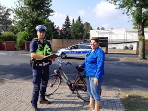 policjant kontroluje rowerzystkę