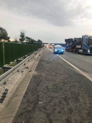 samochód ciężarowy i radiowóz na autostradzie A1