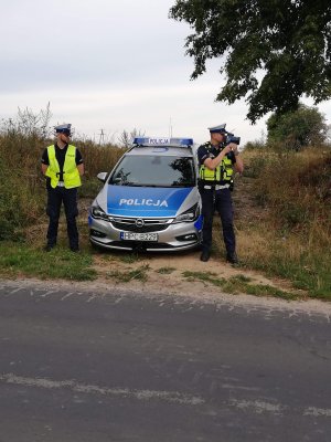 policjanci kontrolujący prędkość