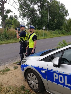 policjanci kontrolujący prędkość