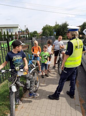 policjantka i strażnik Straży Gminnej rozmawiają z pieszymi