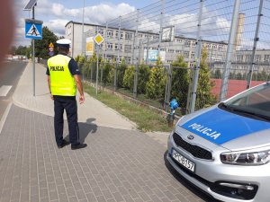 Policjant patroluje teren przyszkolny