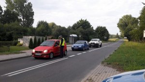 Policjant zatrzymuje pojazdy w celu sprawdzenia stanu trzeźwości