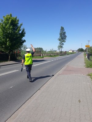 policjant zatrzymuje kierującego samochodem