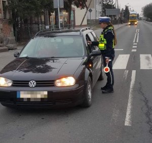 Policjantka sprawdza stan trzeźwości kierującego samochodem osobowym