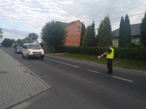 Policjant zatrzymuje do kontroli kierującego samochodem