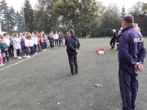 Policjanci w trakcie pogadanki z uczniami na temat bezpieczeństwa