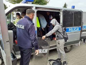 Policjant pokazuje uczniom sprzęt policyjny