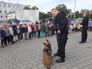 Przewodnik z psem służbowym rozmawia z dziećmi