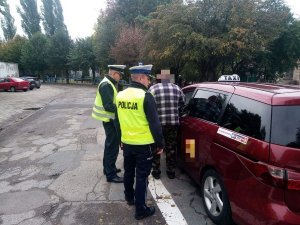 Policjanci wspólnie z ITD kontrolują taksówkę