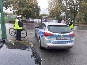 Policjanci kontrolują pieszych w trakcie działań NURD