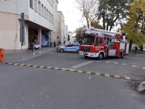 Wóz Policyjny i Strażacki zabezpiecza miejsce zdarzenia w trakcie ćwiczeń