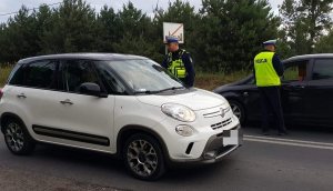 Policjanci sprawdzają trzeźwość kierujących pojazdami